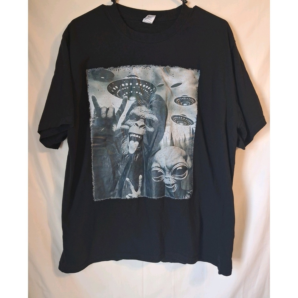 Bigfoot & Alien Buddies Black Men's XL 100% Cotton Tee